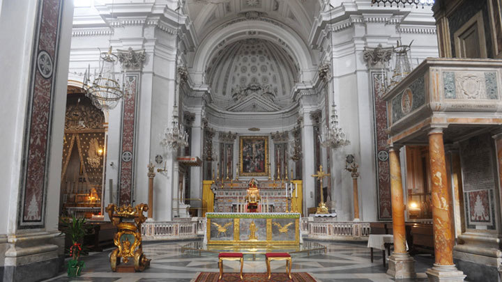 Stunning Chapel Weddings: Top 4 Most Popular Churches Around the World♡にて紹介している画像