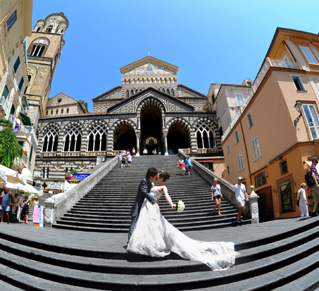 Stunning Chapel Weddings: Top 4 Most Popular Churches Around the World♡にて紹介している画像