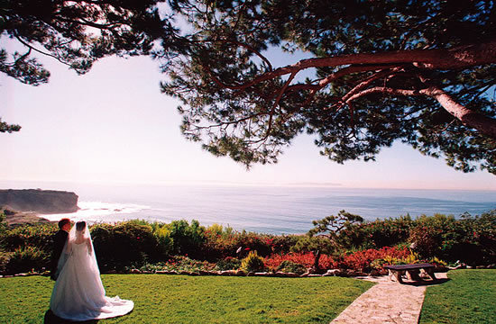 Stunning Chapel Weddings: Top 4 Most Popular Churches Around the World♡にて紹介している画像