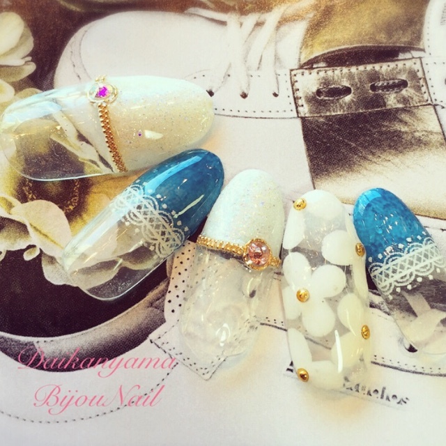 Sweet and Spicy Mix at Your Fingertips: Spring is the Season for Denim Nails!にて紹介している画像