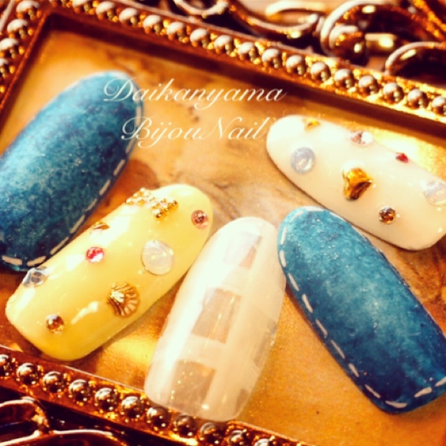 Sweet and Spicy Mix at Your Fingertips: Spring is the Season for Denim Nails!にて紹介している画像