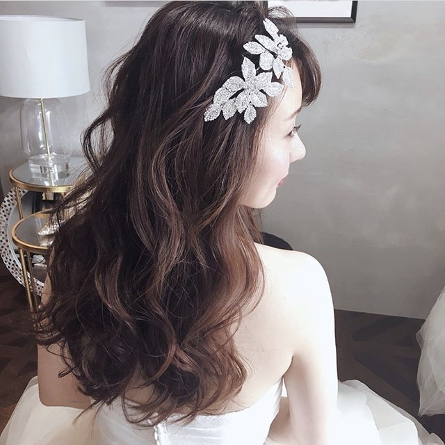 Not Too Gorgeous! A Subdued Bridal Hair Catalog for an Elegant Party Vibeにて紹介している画像