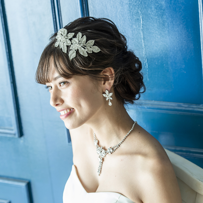 ヘアアクセサリーでこんなに印象が変わるって意外！シニヨンの挙式ヘアのアレンジいっぱい見せます♩にて紹介している画像