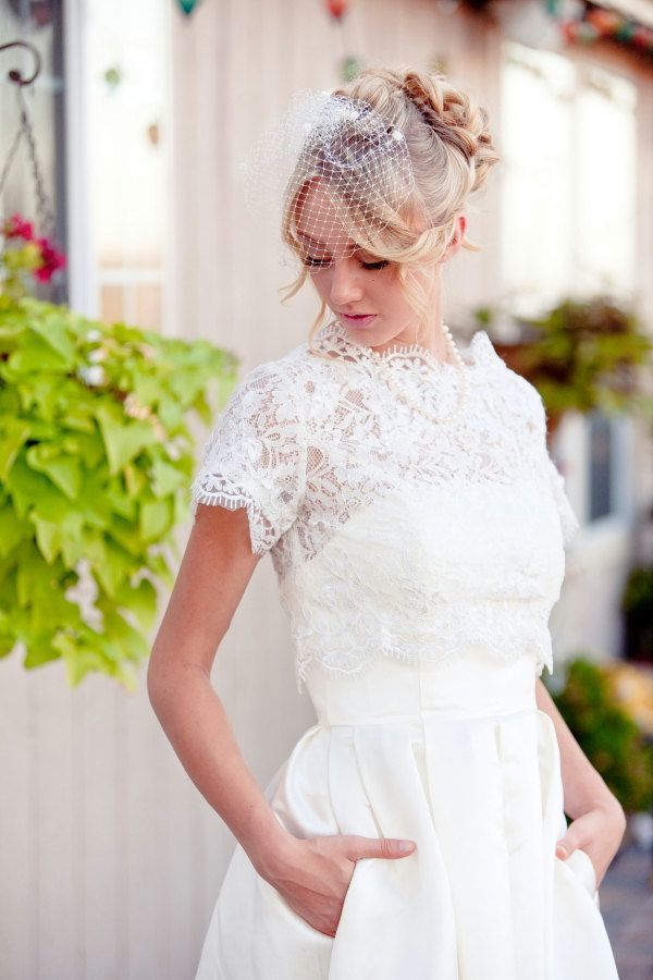 The Anticipation of a Trend: Adorable and Elegant Two-Piece Wedding Dresses ♡にて紹介している画像