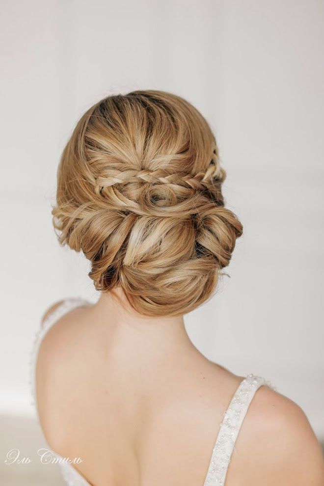 Elegant Updos: Gathering Adult Cute Images with Chignons♡にて紹介している画像