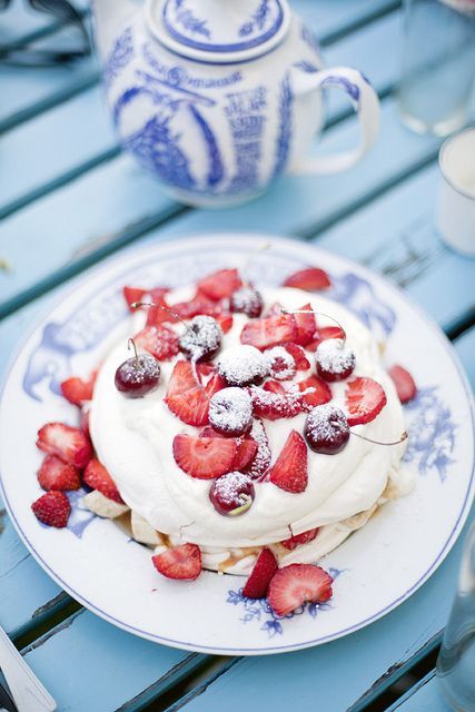 Parisian Favorites: The Melt-in-Your-Mouth Meringue Wedding Sweets You’ll Love!にて紹介している画像