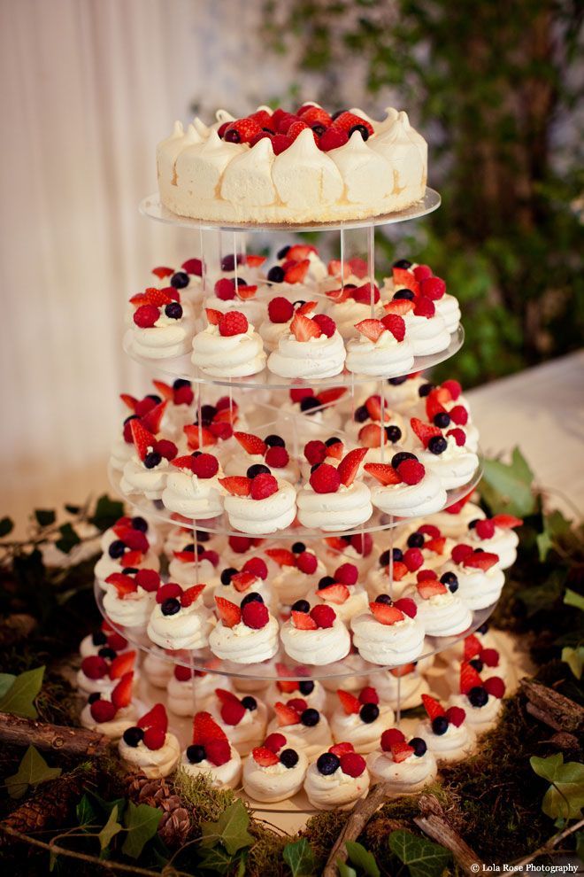 Parisian Favorites: The Melt-in-Your-Mouth Meringue Wedding Sweets You’ll Love!にて紹介している画像