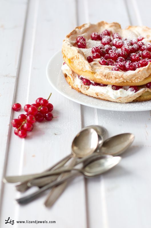 Parisian Favorites: The Melt-in-Your-Mouth Meringue Wedding Sweets You’ll Love!にて紹介している画像