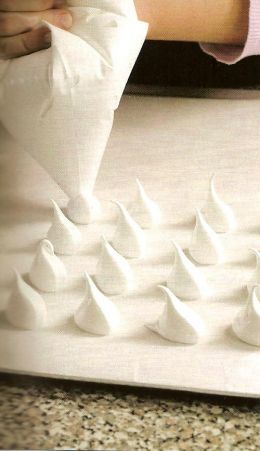 Parisian Favorites: The Melt-in-Your-Mouth Meringue Wedding Sweets You’ll Love!にて紹介している画像