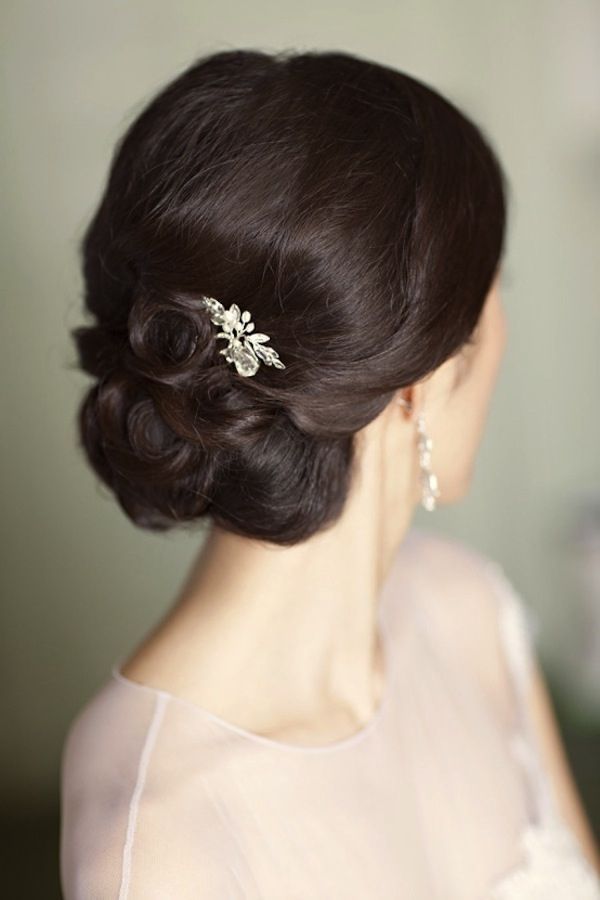 Elegant Updos: Gathering Adult Cute Images with Chignons♡にて紹介している画像