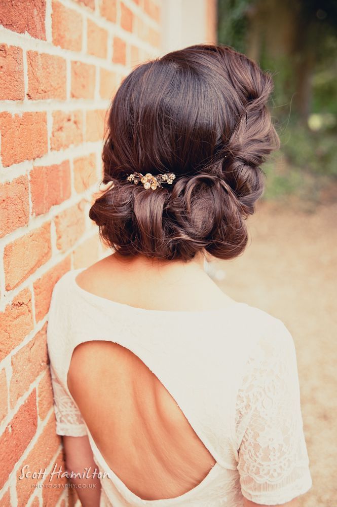 Elegant Updos: Gathering Adult Cute Images with Chignons♡にて紹介している画像