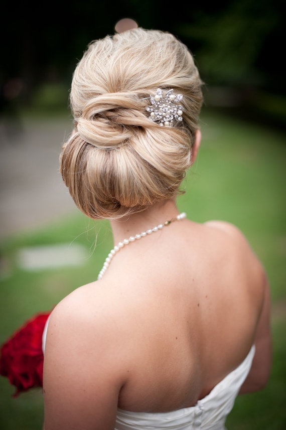 Elegant Updos: Gathering Adult Cute Images with Chignons♡にて紹介している画像