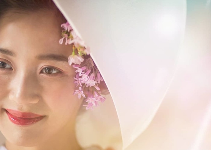 女性らしい感じになる 綿帽子の中にお花の髪飾りをプラスするのがおすすめ Marry マリー