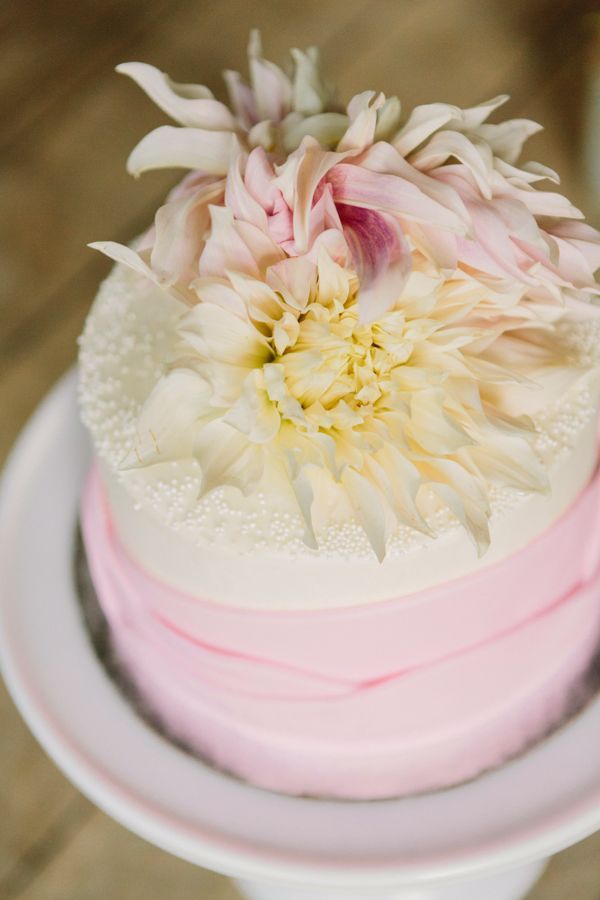 ダリアをあしらった華やかで可愛いwedding cake♡にて紹介している画像