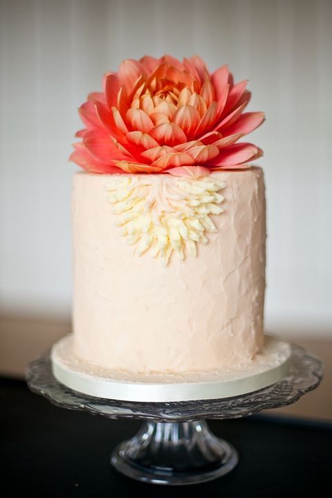 ダリアをあしらった華やかで可愛いwedding cake♡にて紹介している画像
