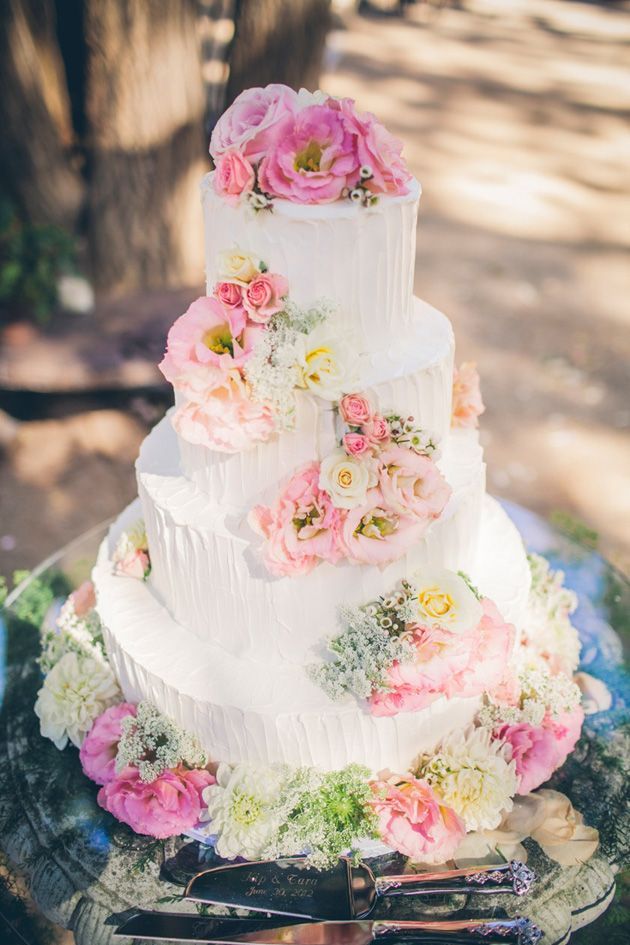 ダリアをあしらった華やかで可愛いwedding cake♡にて紹介している画像
