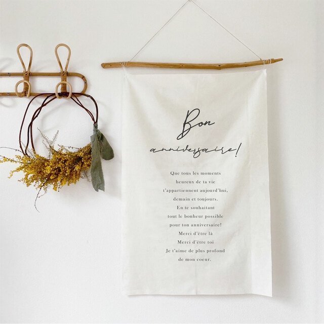 "Trendy Fabric Posters: The Must-Have Printed Fabric Décor for Your Room!"にて紹介している画像