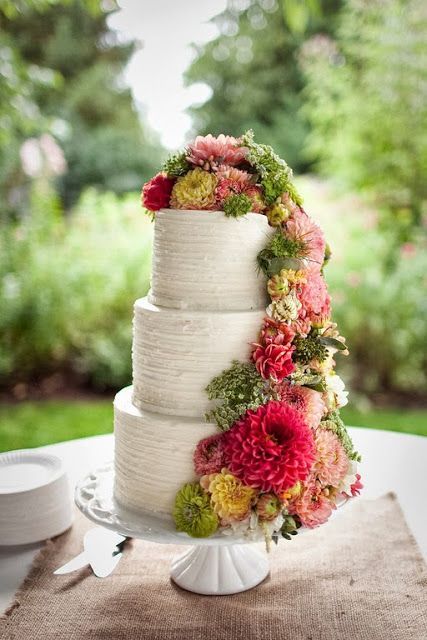 ダリアをあしらった華やかで可愛いwedding cake♡にて紹介している画像