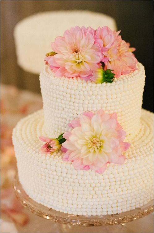 ダリアをあしらった華やかで可愛いwedding cake♡にて紹介している画像