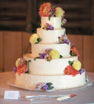 ダリアをあしらった華やかで可愛いwedding cake♡にて紹介している画像