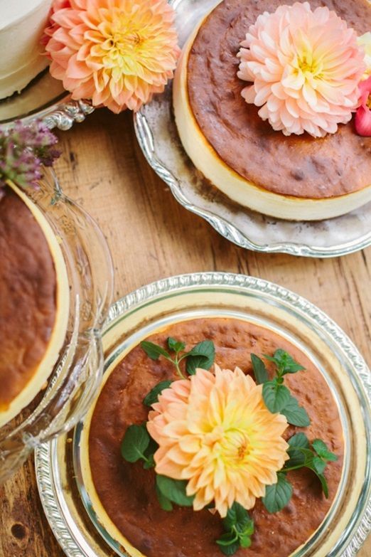 ダリアをあしらった華やかで可愛いwedding cake♡にて紹介している画像