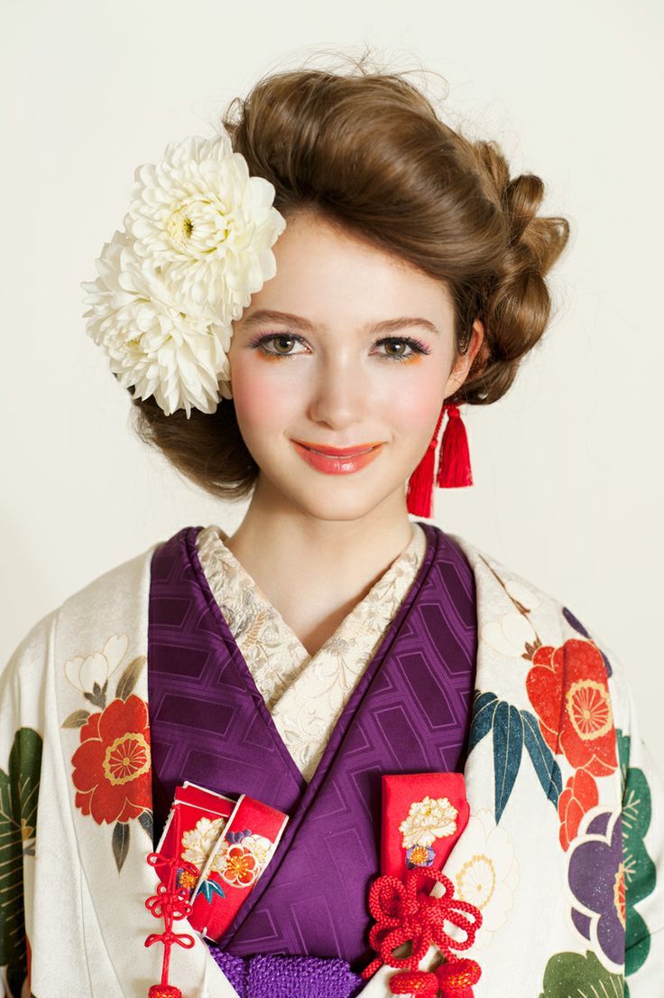 This is a Must-Have for Traditional Japanese Attire! The Adorable 'Fan Bouquet' with Floral Arrangements♡にて紹介している画像