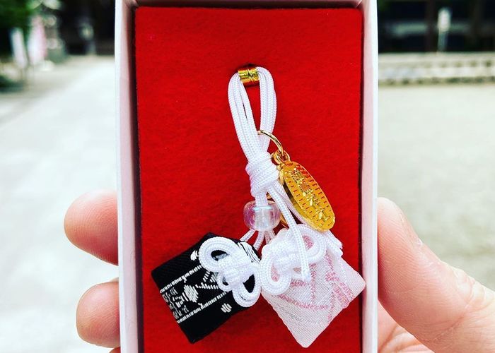 ミニサイズ 神奈川県にある 前鳥神社 の夫婦守りがストラップサイズで可愛い Marry マリー