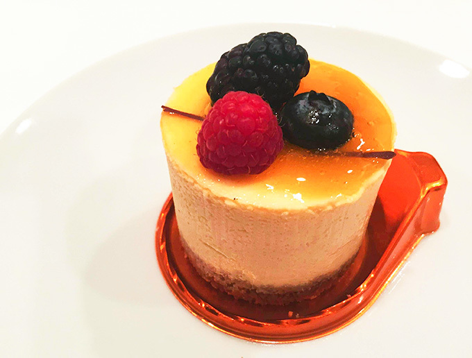 Hawaii's Beloved Patisserie: Adorable Jewel-Like Cakes from 'JJ Hawaii' ♡♡にて紹介している画像