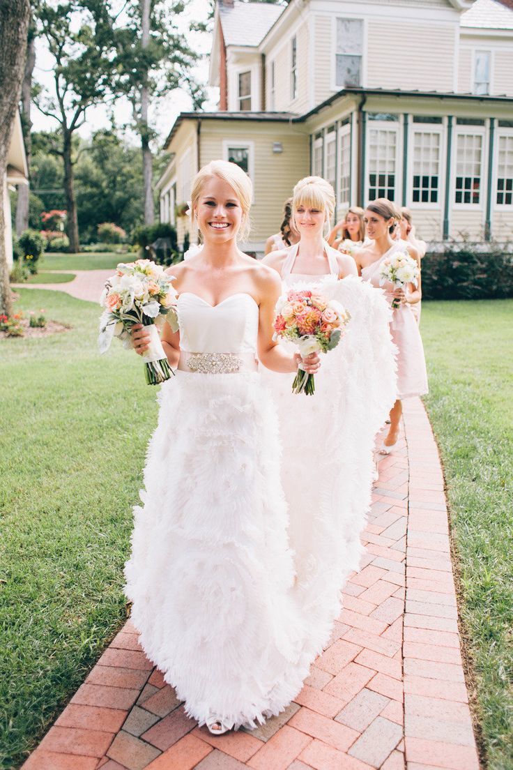 まるで白鳥の湖＊フェザーたっぷりのもこもこドレスがロマンティックでうっとり♡にて紹介している画像