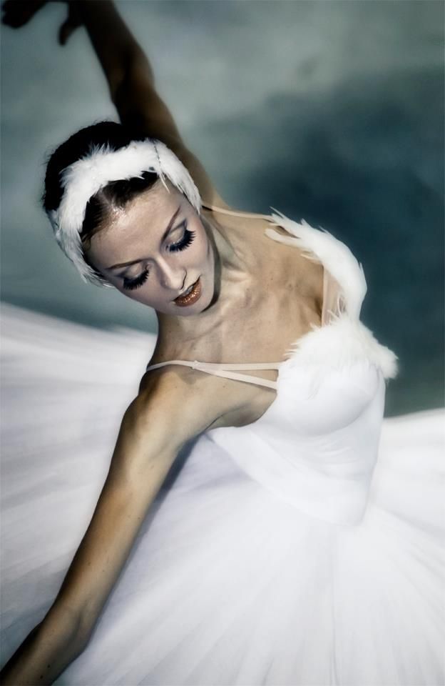 まるで白鳥の湖＊フェザーたっぷりのもこもこドレスがロマンティックでうっとり♡にて紹介している画像