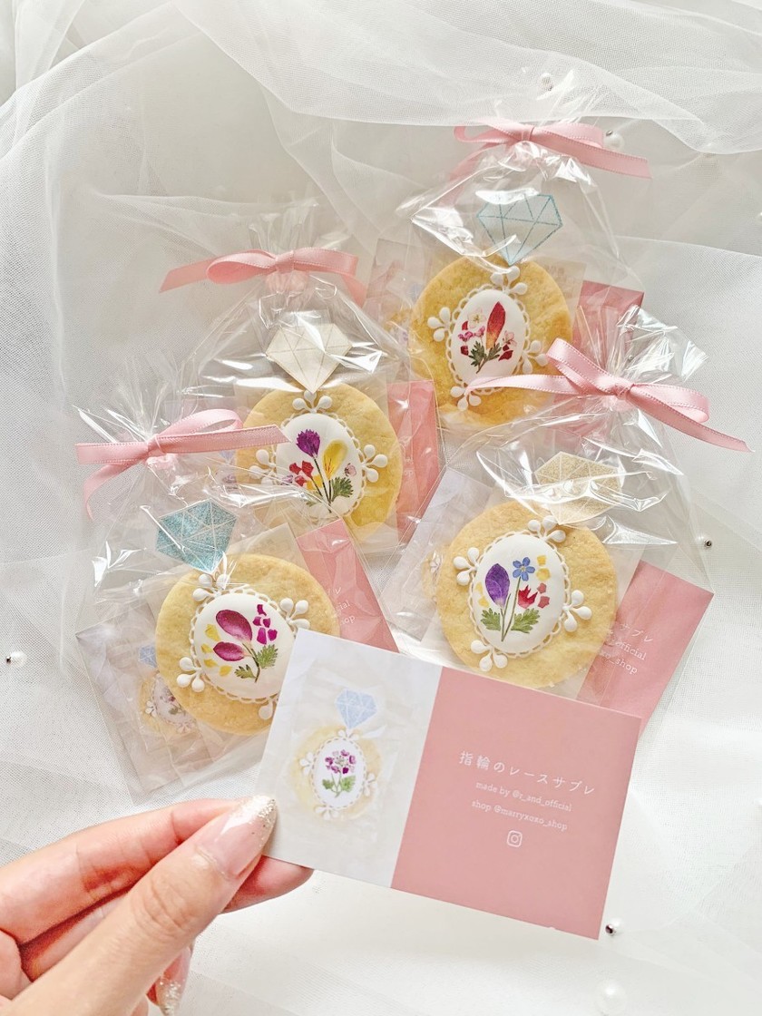 For My Beloved Friends: Something Blue to Include in the Bridesmaid Box♡にて紹介している画像