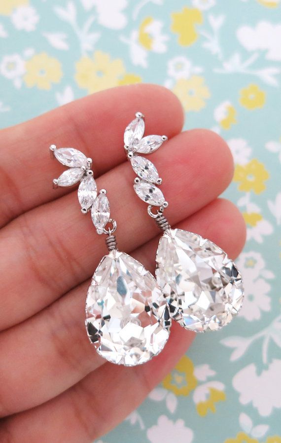 Charming Sparkling Earrings: A Collection of Dazzling and Statement-Making Designs ♡にて紹介している画像