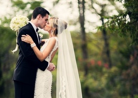 『キスフォト』はインテリア写真＊キスシーン写真はリビングや寝室に飾ると夫婦円満になるジンクスがあります！パズルのピースを使ったアイディアや、結婚式の招待状やウェルカムボードにも使えるアイディアが盛りだくさん♩キスフォトの撮り方がわかる！