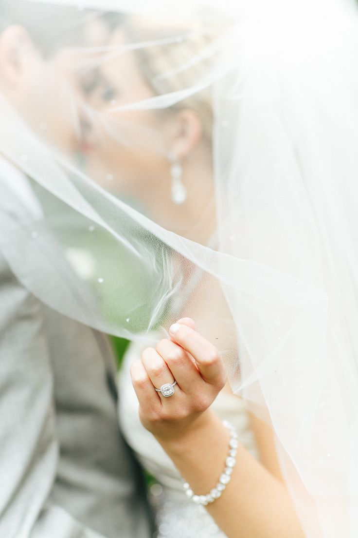 "Captivatingly Romantic: Let's Capture Your Kiss Photo Together ♡"にて紹介している画像