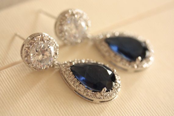 Charming Sparkling Earrings: A Collection of Dazzling and Statement-Making Designs ♡にて紹介している画像