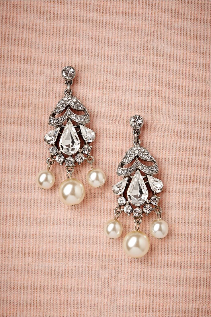 Charming Sparkling Earrings: A Collection of Dazzling and Statement-Making Designs ♡にて紹介している画像
