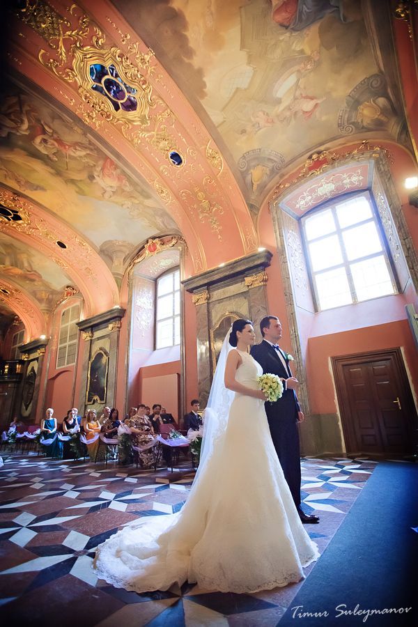 Dreamy Royal Wedding Style: Get Married in a Medieval European Castle♡にて紹介している画像