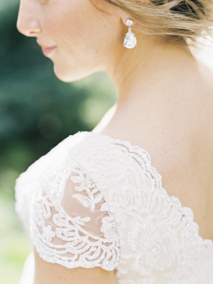 Charming Sparkling Earrings: A Collection of Dazzling and Statement-Making Designs ♡にて紹介している画像