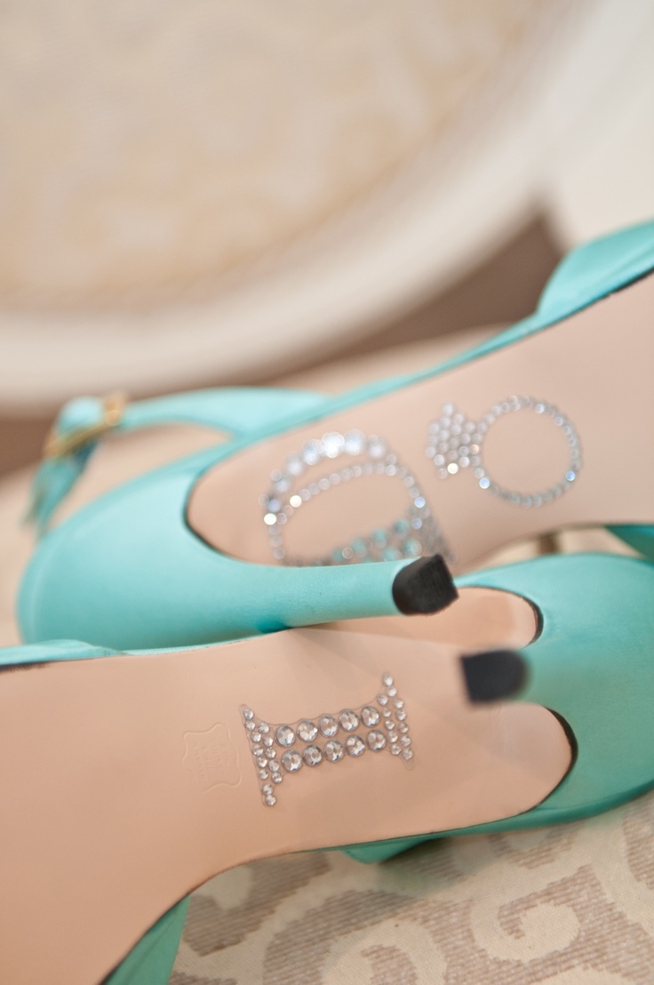 "Fall in Love with Tiffany Blue Shoes: Adorable Touches for Your Feet in a Romantic Hue!"にて紹介している画像