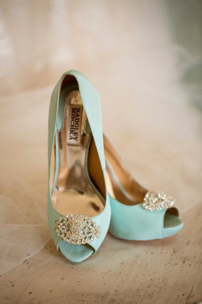 "Fall in Love with Tiffany Blue Shoes: Adorable Touches for Your Feet in a Romantic Hue!"にて紹介している画像
