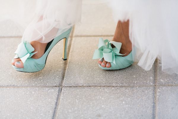 "Fall in Love with Tiffany Blue Shoes: Adorable Touches for Your Feet in a Romantic Hue!"にて紹介している画像