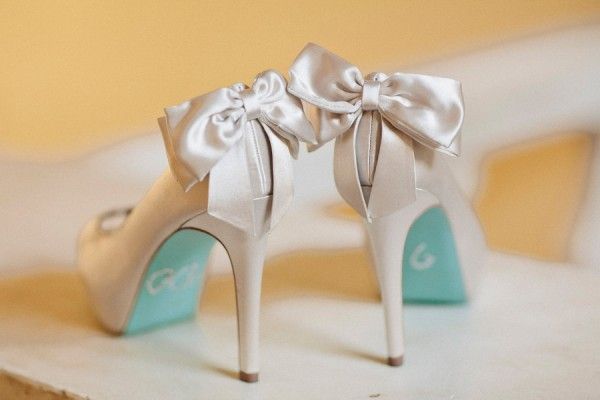 "Fall in Love with Tiffany Blue Shoes: Adorable Touches for Your Feet in a Romantic Hue!"にて紹介している画像