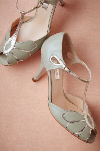 "Fall in Love with Tiffany Blue Shoes: Adorable Touches for Your Feet in a Romantic Hue!"にて紹介している画像