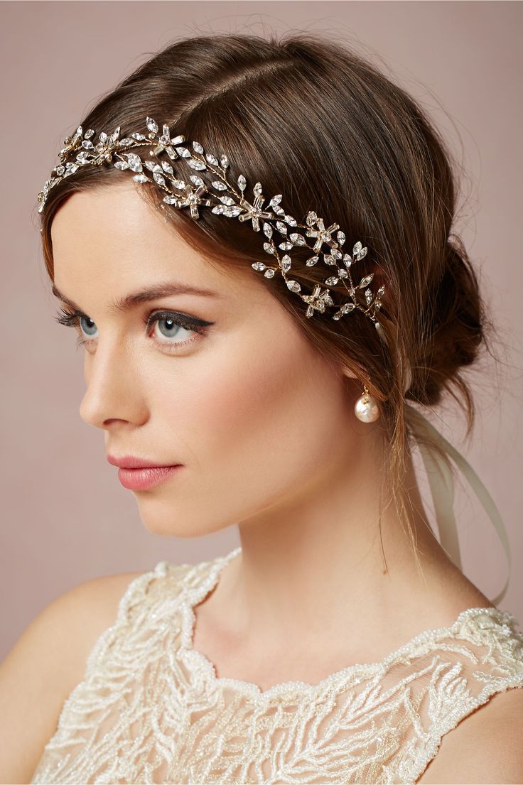 Not Just Flower Crowns: A Collection of Delicate and Cute Bridal Headpieces!にて紹介している画像