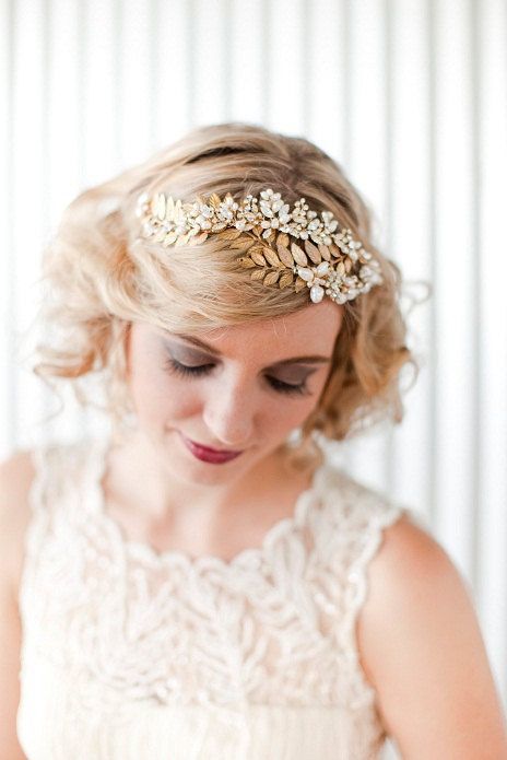 Not Just Flower Crowns: A Collection of Delicate and Cute Bridal Headpieces!にて紹介している画像