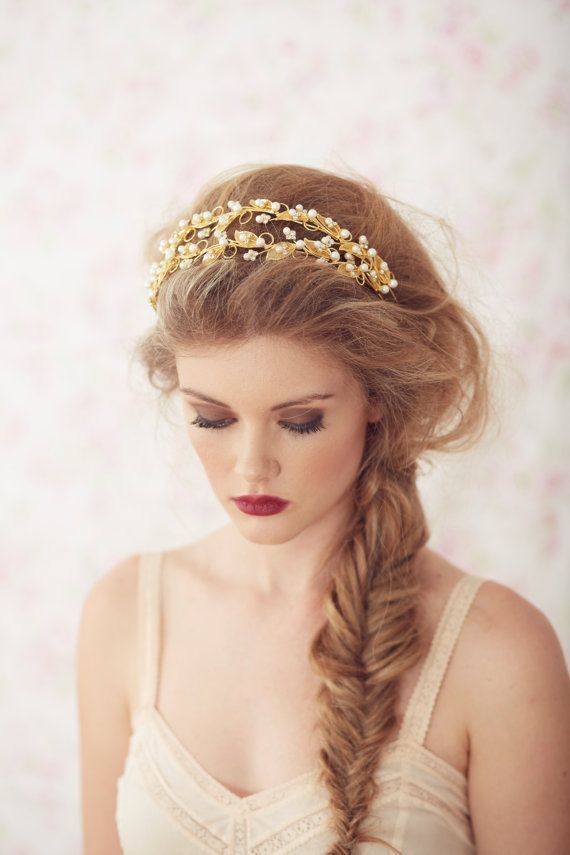 Not Just Flower Crowns: A Collection of Delicate and Cute Bridal Headpieces!にて紹介している画像