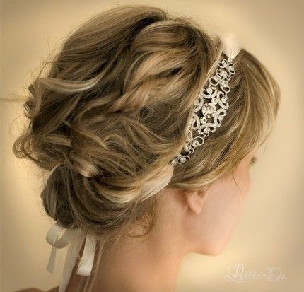 Not Just Flower Crowns: A Collection of Delicate and Cute Bridal Headpieces!にて紹介している画像