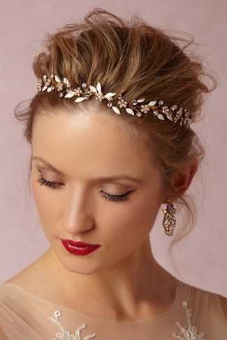 Not Just Flower Crowns: A Collection of Delicate and Cute Bridal Headpieces!にて紹介している画像