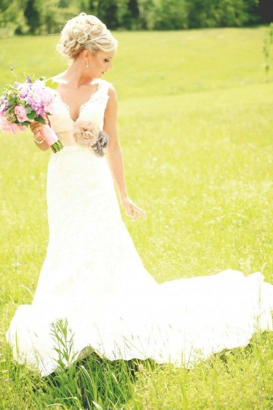 Cute and Natural!! Slender Dresses are Perfect for Spring Garden Weddings ♡にて紹介している画像