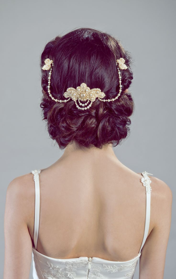 Not Just Flower Crowns: A Collection of Delicate and Cute Bridal Headpieces!にて紹介している画像